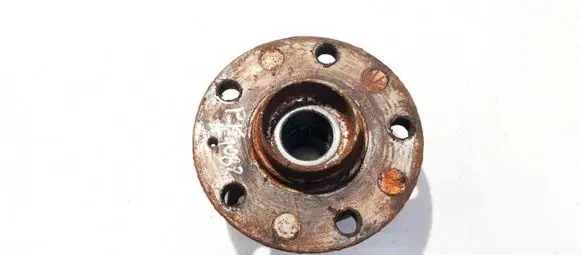 Volkswagen Golf V Front wheel hub