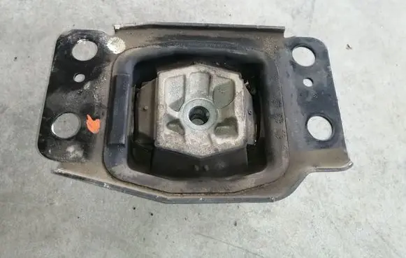 Engine mount bracket