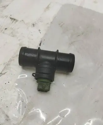 Engine coolant pipe/hose