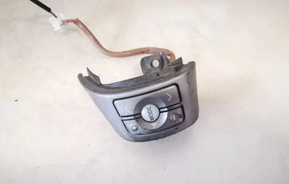 Steering wheel buttons/switches
