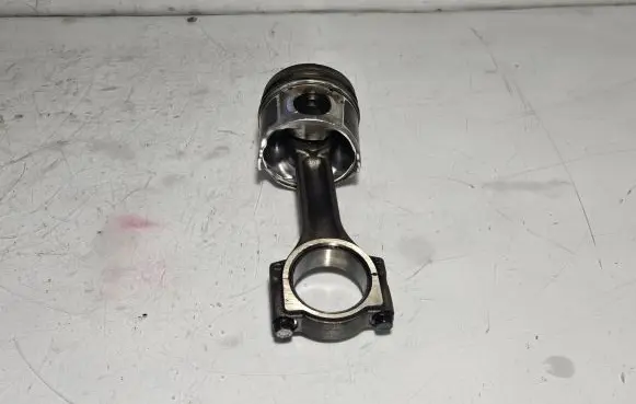 Nissan Primastar Piston with connecting rod