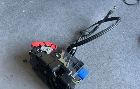 Volkswagen Golf V Front door lock 3D1837015
