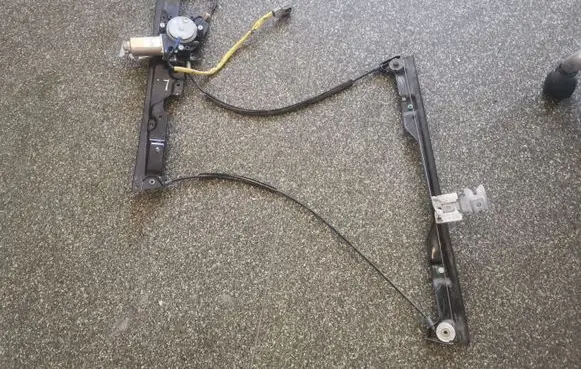 Nissan Quest Front door window regulator with motor