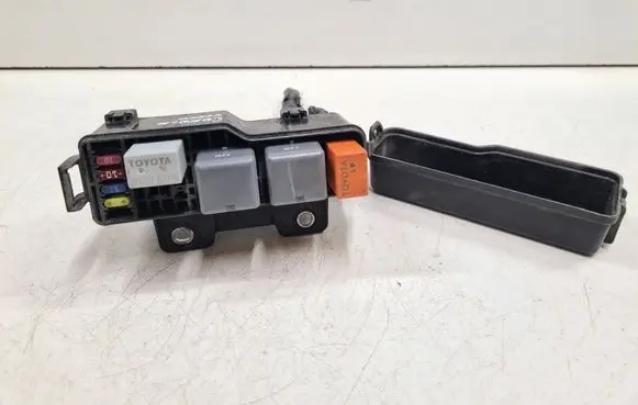 Toyota Corolla Verso AR10 Relay mounting block 9008087012 9008087019