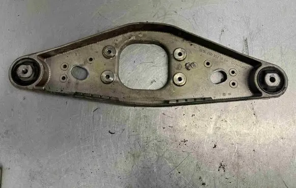 Mercedes-Benz SL R230 Rear differential/diff mount bracket A2303521806