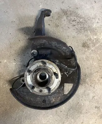 Land Rover Discovery 3 - LR3 Front wheel hub spindle knuckle
