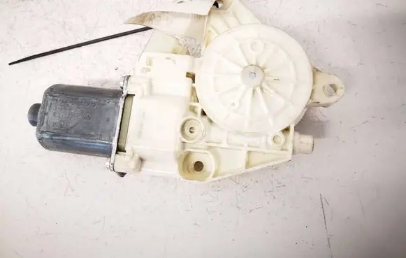 Mercedes-Benz E W212 Front door window regulator motor A2129066702