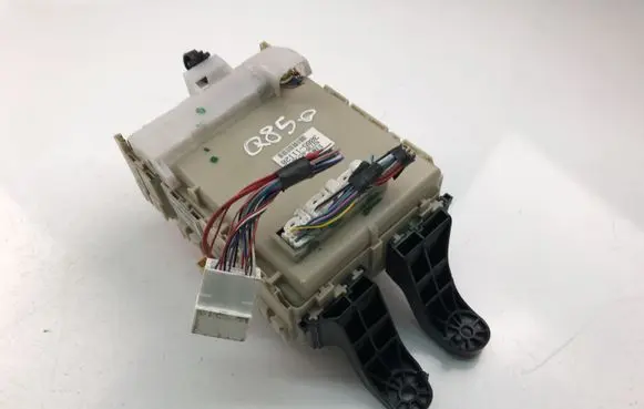 Toyota Avensis T270 Fuse box set 8273005720
