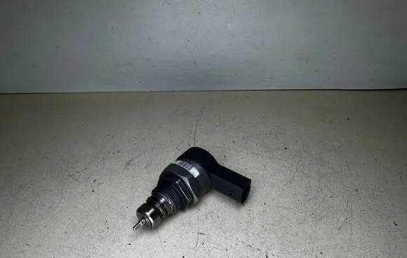 Mercedes-Benz E W211 Fuel pressure regulator A6110780449 0281002494