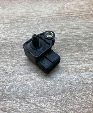 BMW 5 E39 Turbo air boost pressure sensor 2246977
