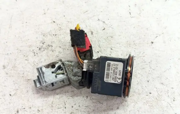 Renault Master III Ignition lock 8200405701E