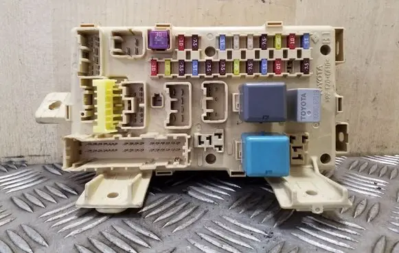 Toyota Corolla Verso AR10 Fuse module 892210F020