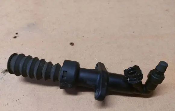 Clutch slave cylinder