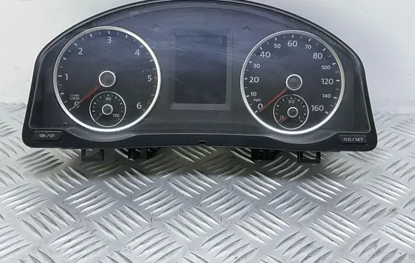 Volkswagen Tiguan Speedometer (instrument cluster) 5N0920983D