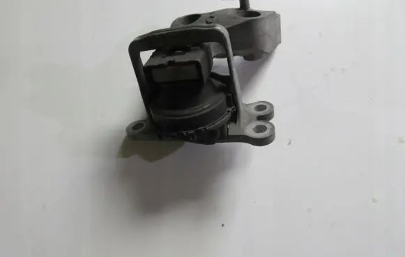 Nissan X-Trail T32 Engine mount bracket