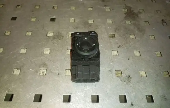 Wing mirror switch