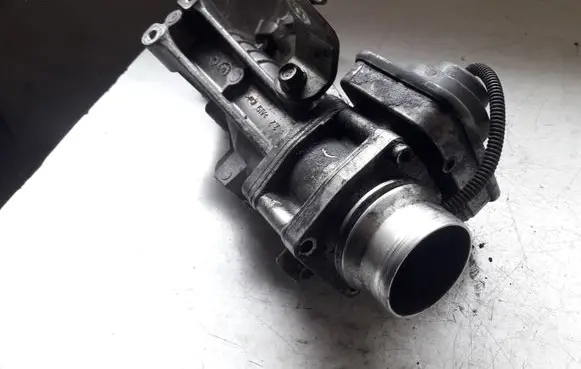 Opel Astra J Engine shut-off valve 8981052101