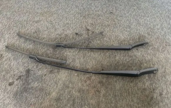 Front wiper blade arm