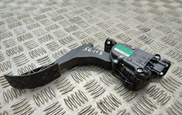 Accelerator throttle pedal