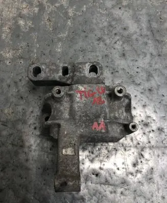 Volkswagen Tiguan Engine mount bracket 5N0199262AA