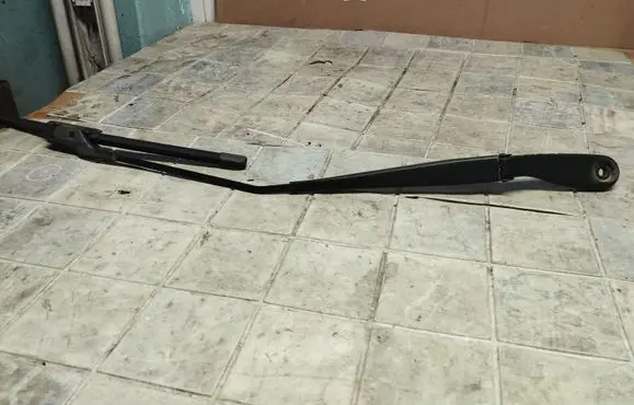 Front wiper blade arm