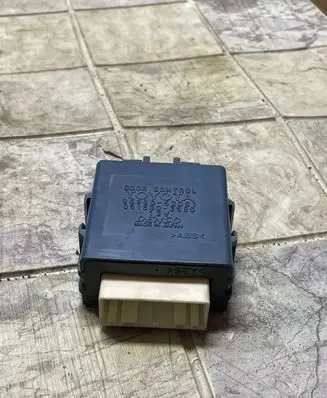 Toyota Yaris Door control unit/module 8598052051