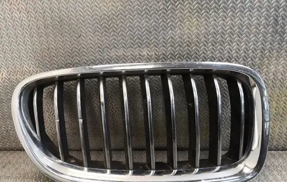 BMW 5 F10 F11 Quarter panel pressure vent 7412324