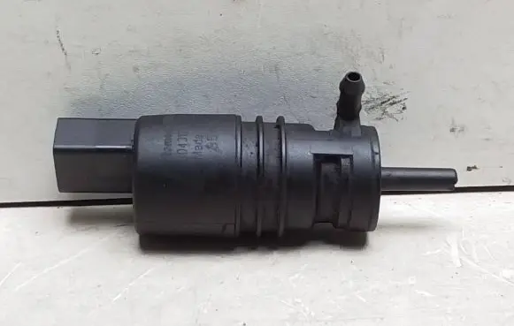 Audi A4 S4 B5 8D Windscreen/windshield washer pump 3043126