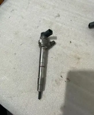 Volkswagen PASSAT B8 Fuel injector 04L130277AD 0445110473