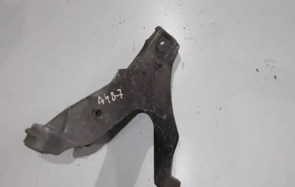 Audi A4 S4 B7 8E 8H Engine mounting bracket 8E0199306AP