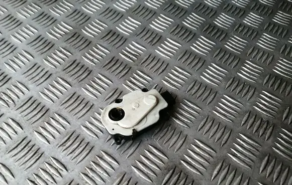 BMW 5 F10 F11 Radiator active air flap actuator 7193168 6466R151