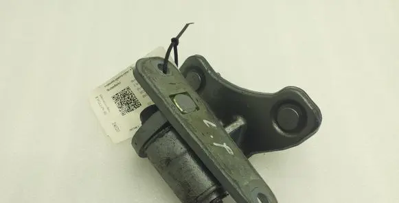 Mercedes-Benz E W212 Front door lower hinge A047058