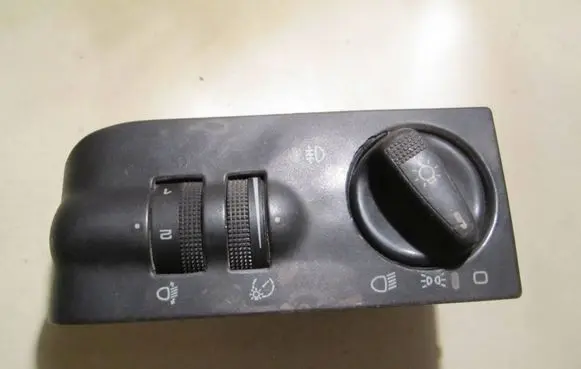 Volkswagen Golf III Light switch 1H5941531N