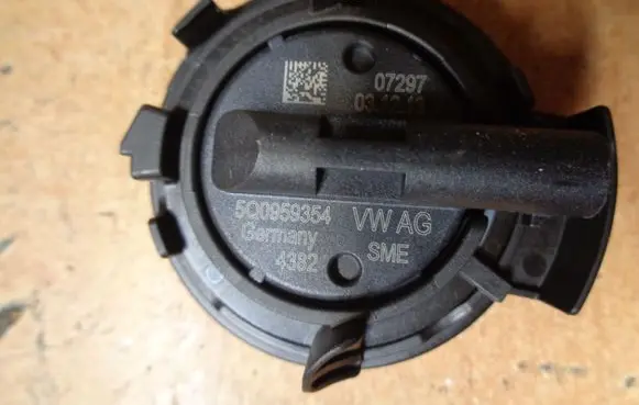 Volkswagen Golf VII Airbag deployment crash/impact sensor 5Q0959354