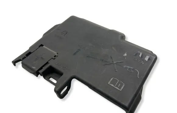 Opel Meriva B Fuse box cover 525230582