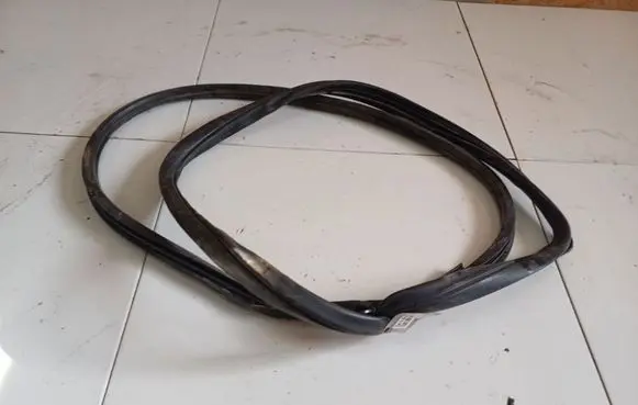 Honda FR-V Rubber seal front coupe door 