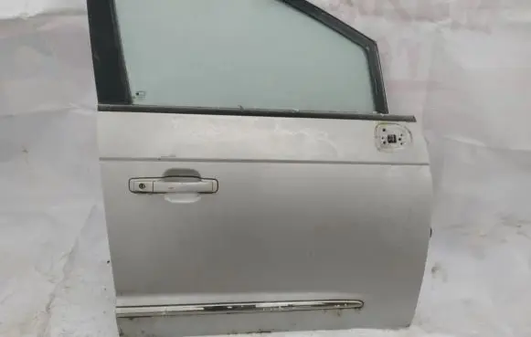 SsangYong Rodius Front door sidabrine