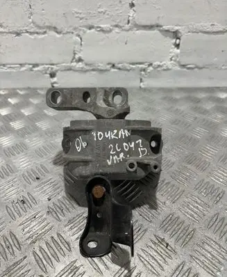 Volkswagen Touran I Engine mount bracket 1K0199262