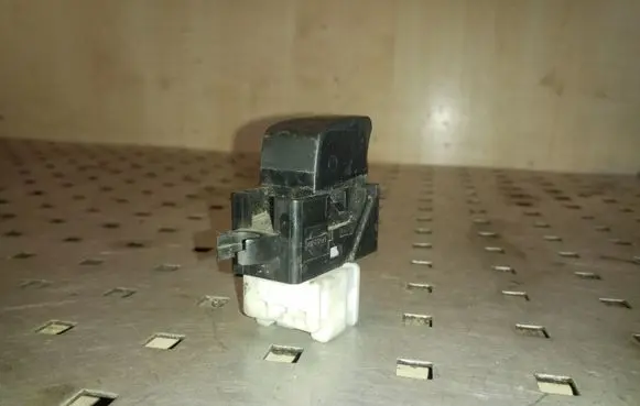 Nissan X-Trail T30 Electric window control switch
