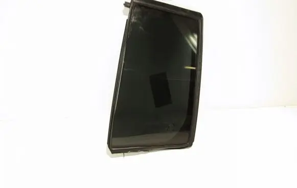Mazda 5 Rear vent window glass Nėra