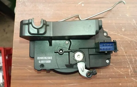 Renault Trafic II (X83) Rear door lock 8200282303