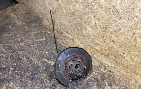 Infiniti G37 Rear wheel hub spindle/knuckle 