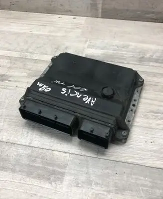 Toyota Avensis T270 Engine control unit/module 8966105D01 MB2759001421