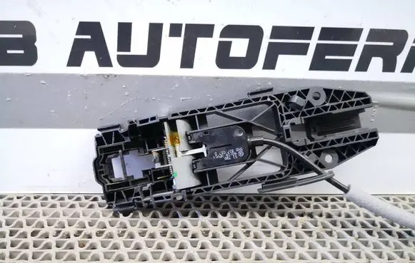 Audi Q2 - Front door exterior handle/bracket 5N0837017D