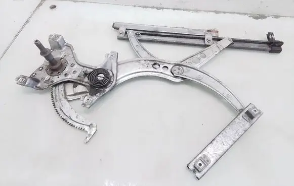 Volkswagen PASSAT B3 Front door manual window regulator 