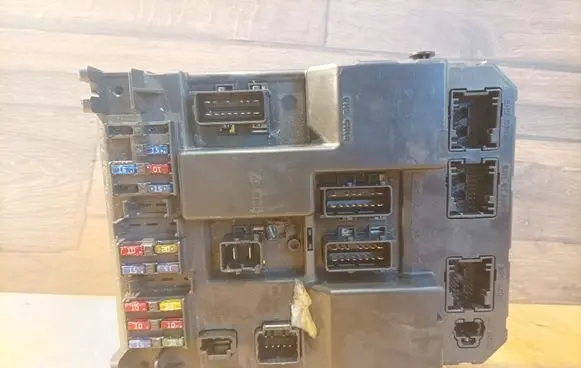 Peugeot 307 Fuse module 9651197680A