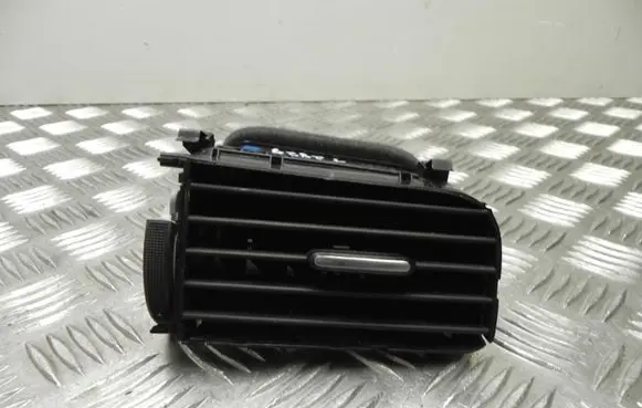 Volkswagen Jetta IV Rear air vent grill 5C6819704 T2829
