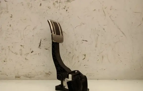 Accelerator throttle pedal