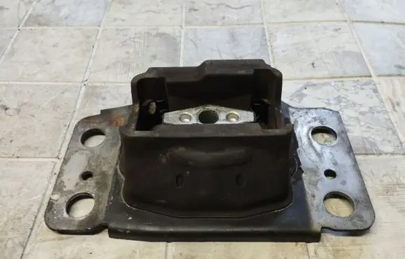 Engine mount bracket