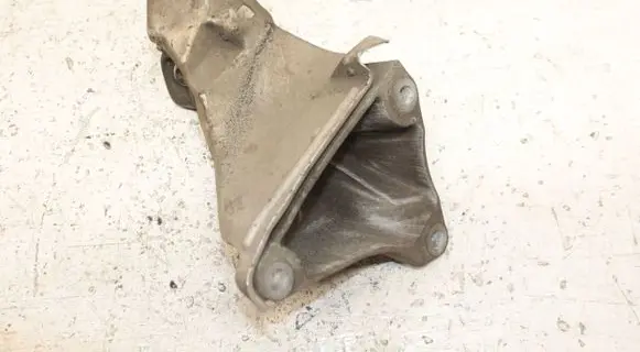 BMW 1 E81 E87 Engine mounting bracket 6764574
